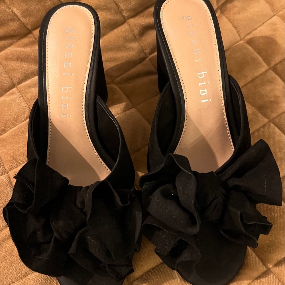 Black heeled suede shoes